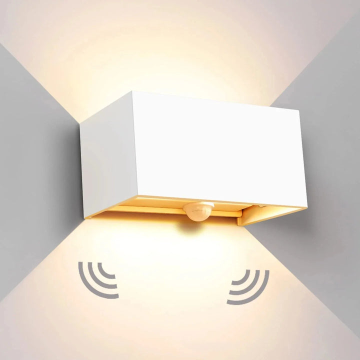 Skanto | SensoLux LED Vegglampe | LED Utendørs Vegglampe 24W | Med bevegelsessensor | IP65 Vanntett | Justerbart Spotlight i Svart/Hvit