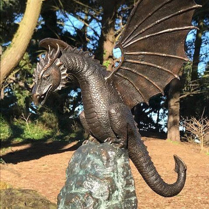 Skanto | Majestetisk ildpustende drageskulptur fontene