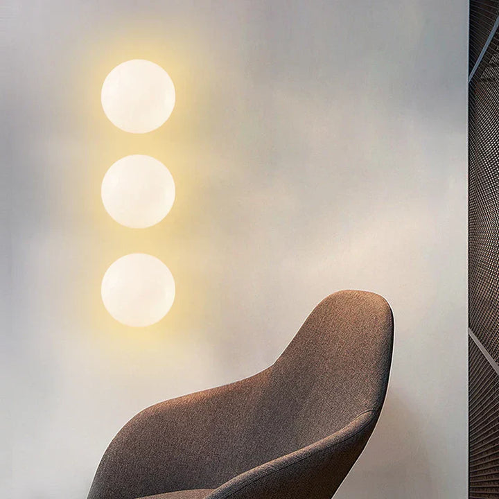 Skanto | BrassAura – Elegant Vegg- og Taklampe med Messingdetaljer