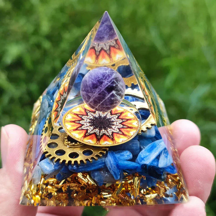 Orgonittpyramide med ametyst pendel – Energi, Beskyttelse og Dekorasjon | Skanto