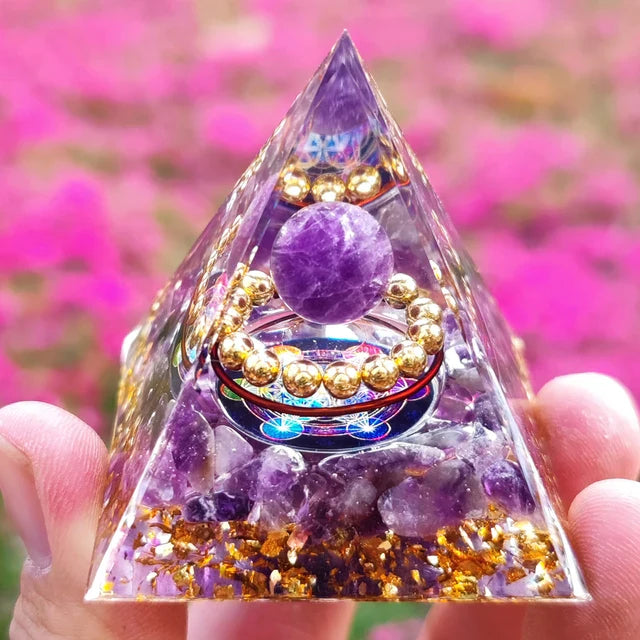 Skanto | Amethyst Peridot Orgone Pyramide - Energigenerator Krystall Reiki Chakra Orgonitt Meditasjonsverktøy
