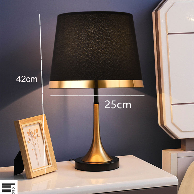 Skanto | GiltGlow – Elegant Gull og Svart Retro Bordlampe