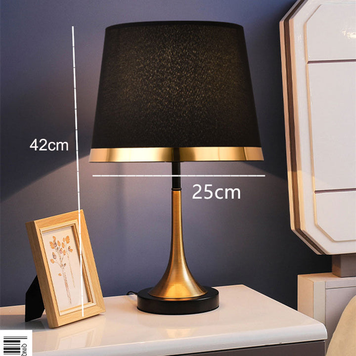 Skanto | GiltGlow – Elegant Gull og Svart Retro Bordlampe