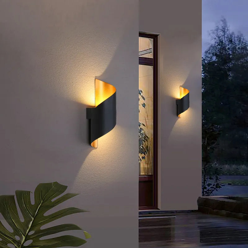 Skanto | IronEdge – Moderne Vegglampe Laget av Jern og Akryl