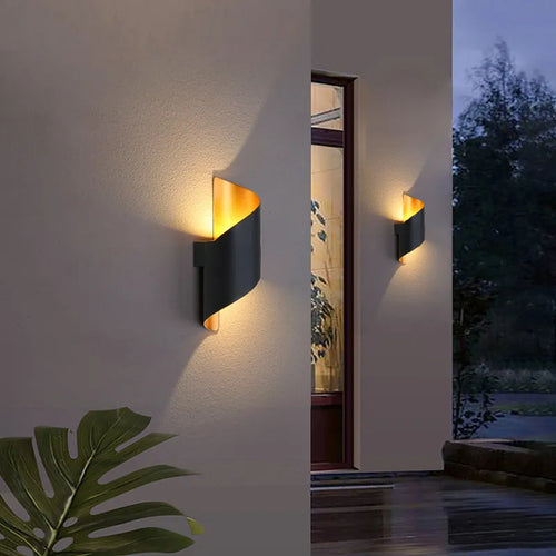Skanto | IronEdge – Moderne Vegglampe Laget av Jern og Akryl