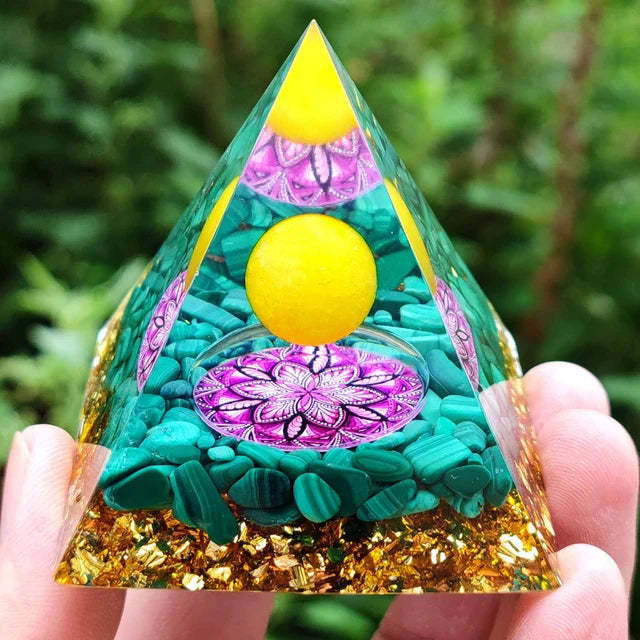 Skanto | Amethyst Peridot Orgone Pyramide - Energigenerator Krystall Reiki Chakra Orgonitt Meditasjonsverktøy
