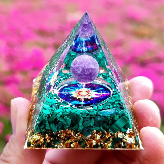 Skanto | Amethyst Peridot Orgone Pyramide - Energigenerator Krystall Reiki Chakra Orgonitt Meditasjonsverktøy