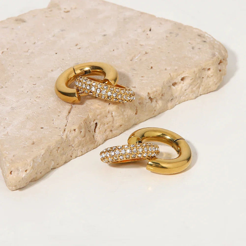 Skanto | 18k Dainty Huggie Diamant Dangle Øredobber