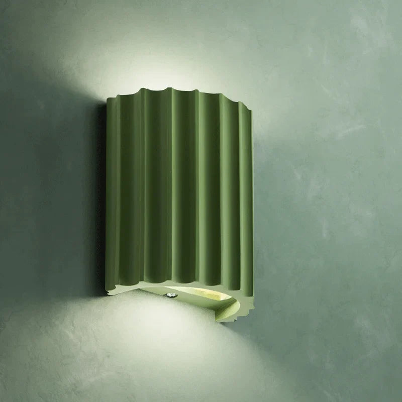 Skanto - Moderne vegglampe i lakris tre