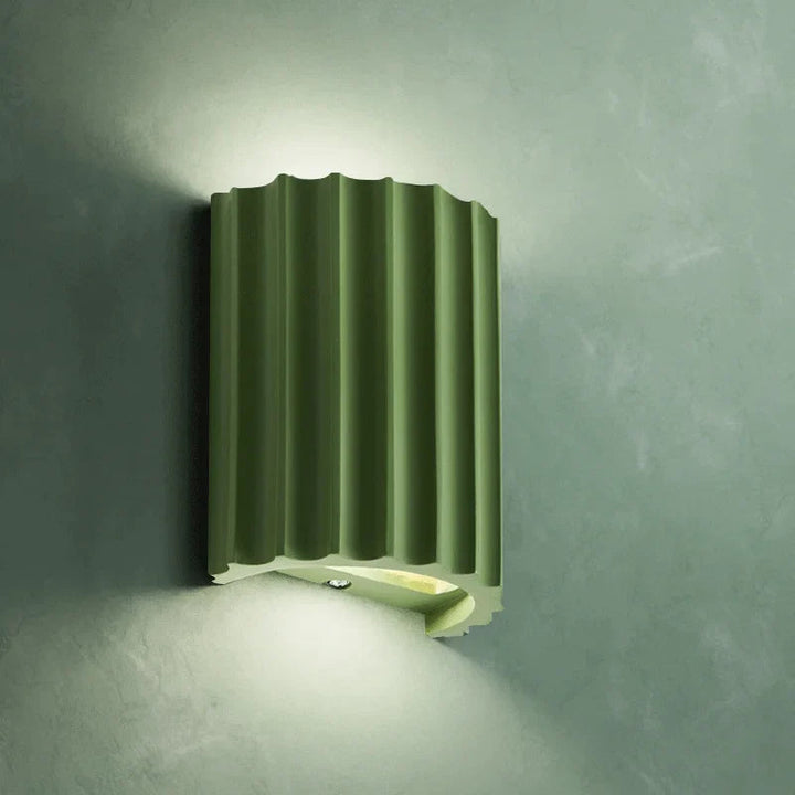 Skanto - Moderne vegglampe i lakris tre