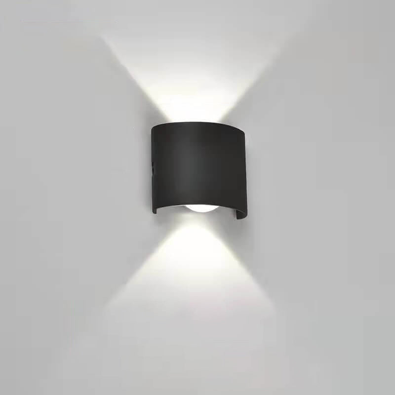 Moderne LED-vegglampe med oppover- og nedoverbuede spotlights, vanntett, for utendørs bruk
