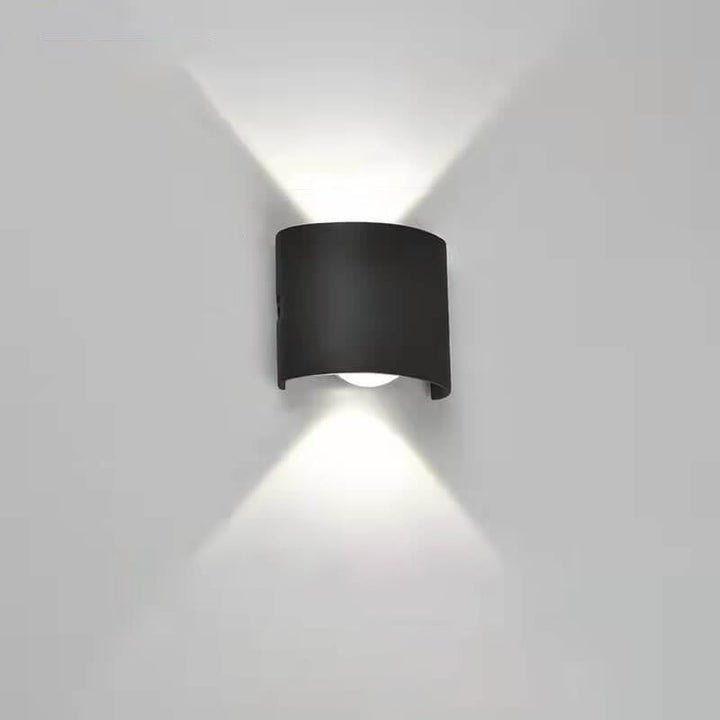 Moderne LED-vegglampe med oppover- og nedoverbuede spotlights, vanntett, for utendørs bruk