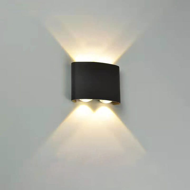 Moderne LED-vegglampe med oppover- og nedoverbuede spotlights, vanntett, for utendørs bruk