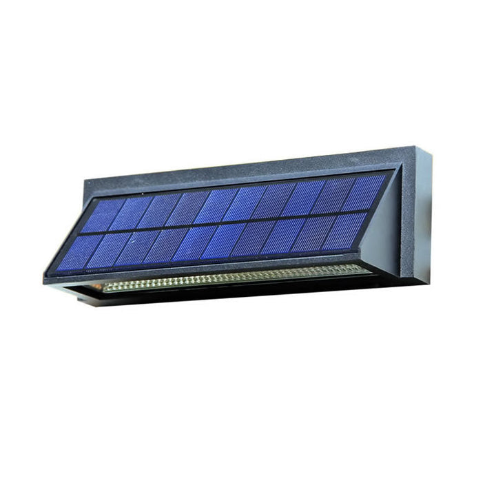 Vanntett, rektangulær LED-vegglampe for utendørs bruk med solenergi, ideell for terrasse og hage.