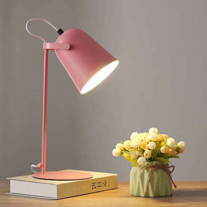 LumiTouch – Minimalist bordlampe med tripod-base og berøringskontroll Skanto