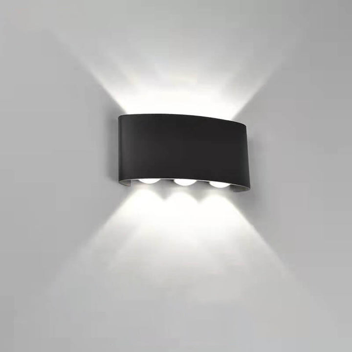 Moderne LED-vegglampe med oppover- og nedoverbuede spotlights, vanntett, for utendørs bruk