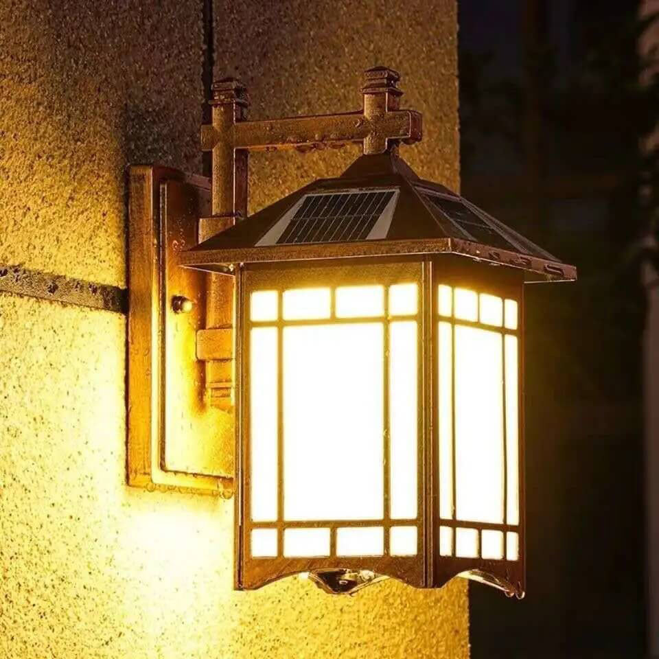 Moderne, vanntett solcelledrevet vegglampe laget av aluminium formet som en kinesisk paviljong med én lyskilde