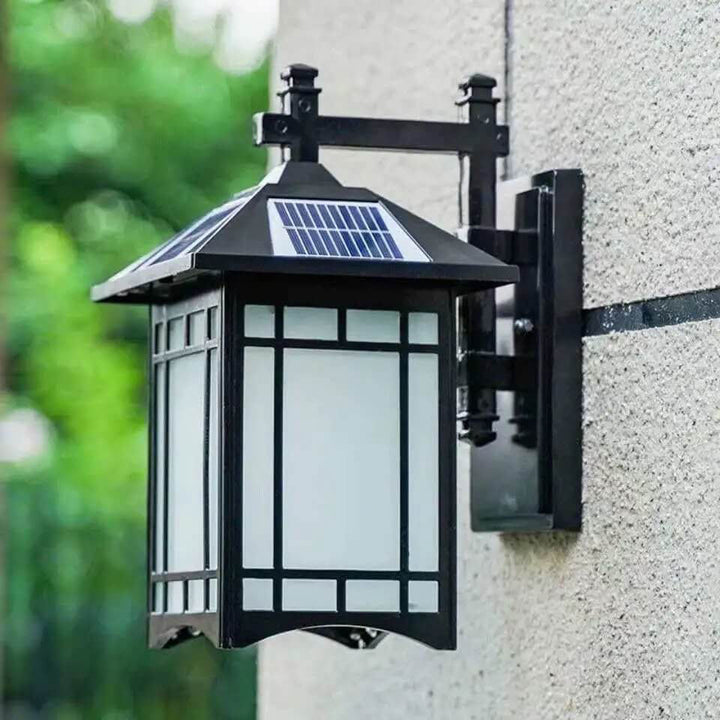 Moderne, vanntett solcelledrevet vegglampe laget av aluminium formet som en kinesisk paviljong med én lyskilde