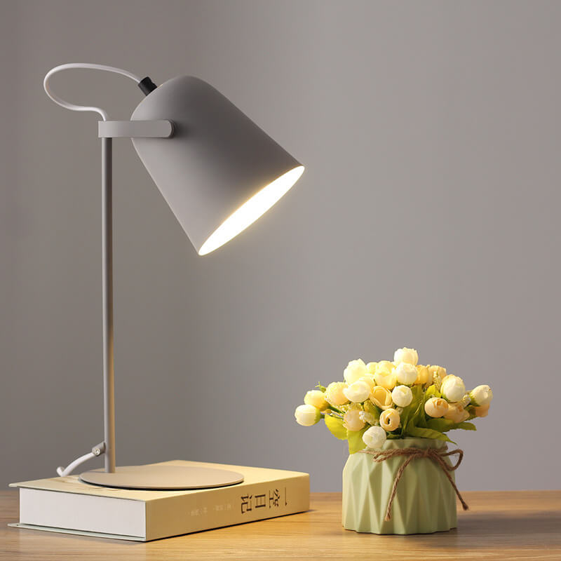 LumiTouch – Minimalist bordlampe med tripod-base og berøringskontroll Skanto