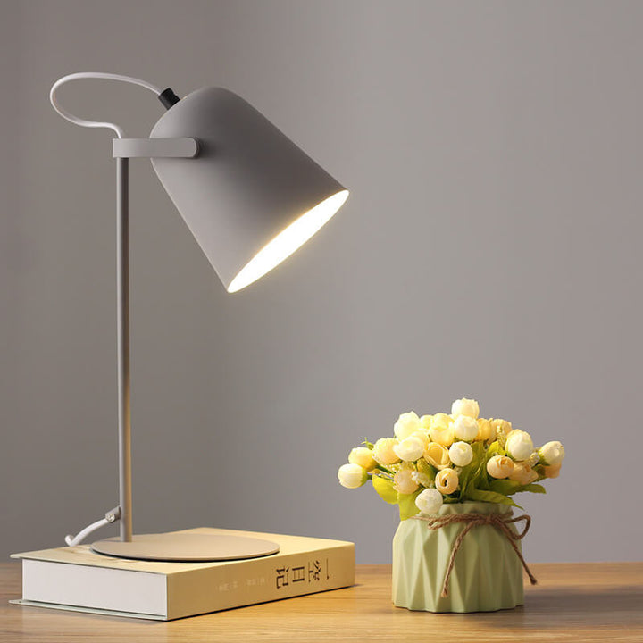 LumiTouch – Minimalist bordlampe med tripod-base og berøringskontroll Skanto