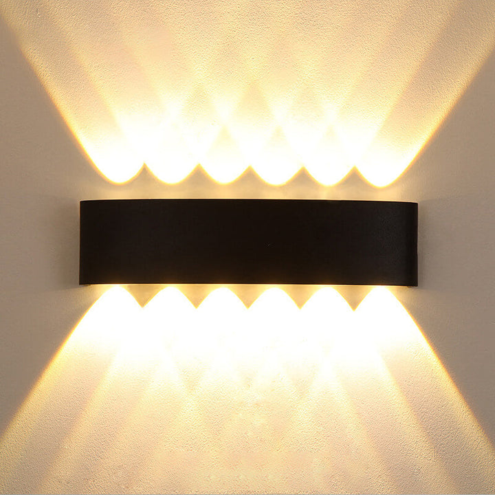 Moderne LED-vegglampe med oppover- og nedoverbuede spotlights, vanntett, for utendørs bruk