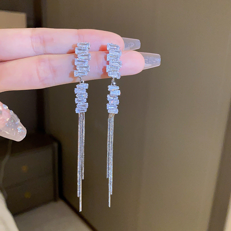 Skanto | Faux-Diamond-Studded Metall Lange Frynse Øredobber for Kvinner