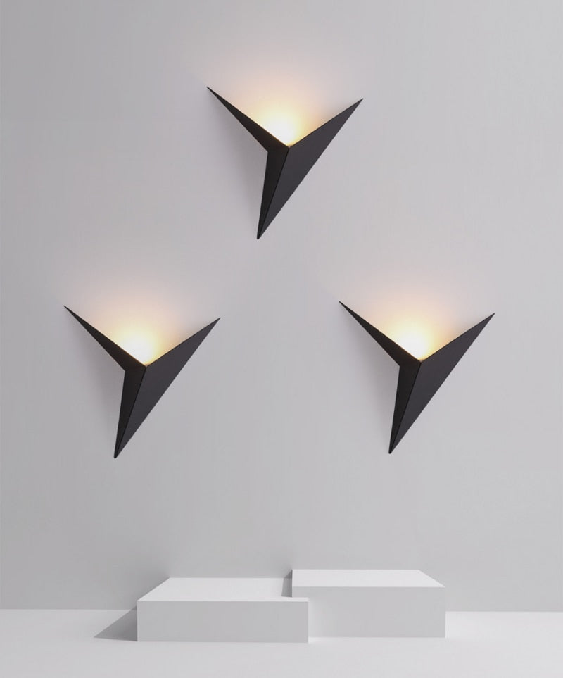 Skanto | TriGlow – Triangulær Vegglampe for Sleek, Moderne Belysning