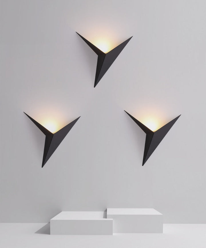 Skanto | TriGlow – Triangulær Vegglampe for Sleek, Moderne Belysning