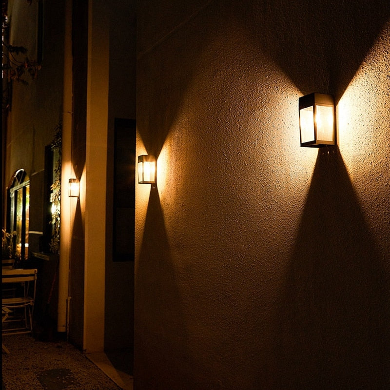 Skanto | GlowHaven – Vegglampe for Hagegjerder med Innbydende Lys
