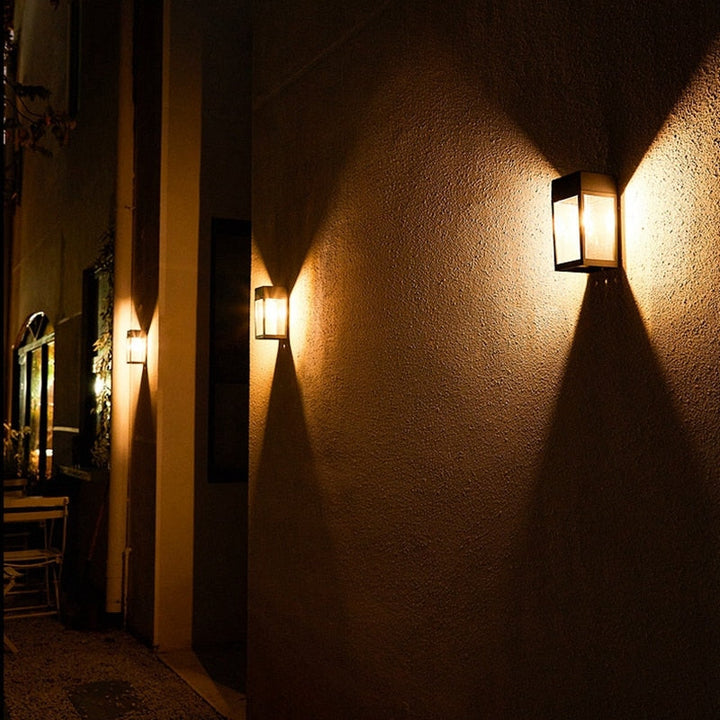 Skanto | GlowHaven – Vegglampe for Hagegjerder med Innbydende Lys