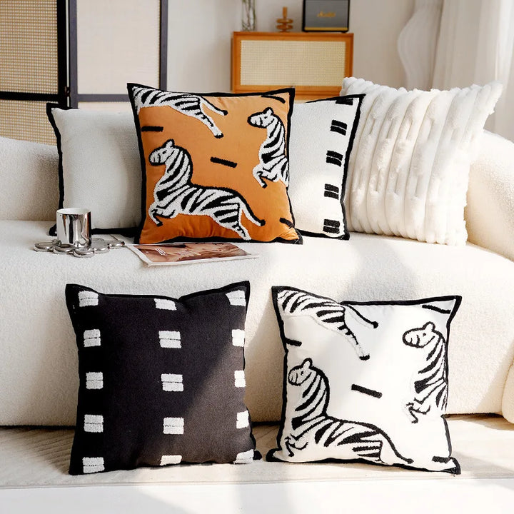 Skanto | Luksus brodert dekorativ pute med hesteprint for sofa og stue