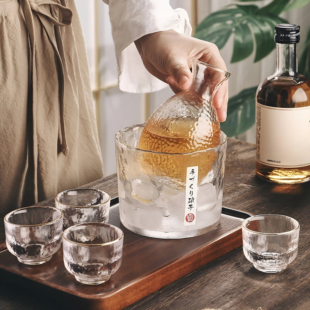 Japansk sake-sett i glass – elegant karaffel med kopper | Perfekt for vin, whisky og likør
