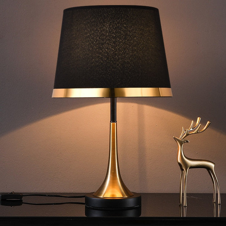 Skanto | GiltGlow – Elegant Gull og Svart Retro Bordlampe