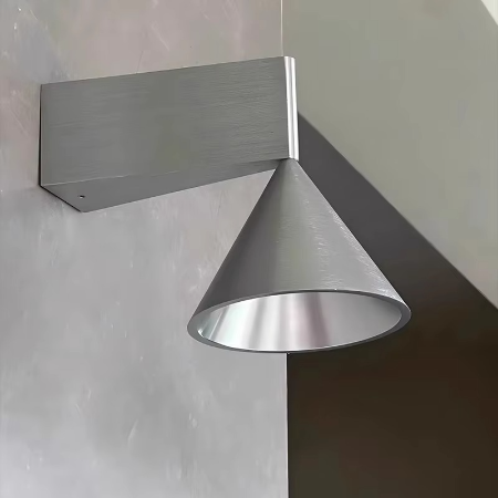 Skanto | Elegant nordisk konformet vegglampe for moderne interiører