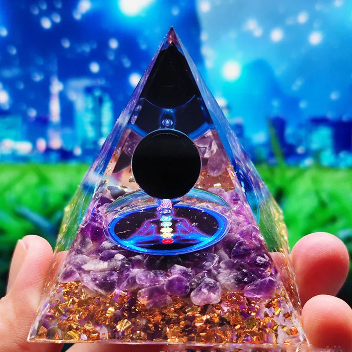 Orgonittpyramide med ametyst pendel – Energi, Beskyttelse og Dekorasjon | Skanto