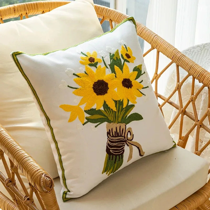 Skanto | Bomullsbrodert dekorativ pute 45x45 cm med solblomstmønster