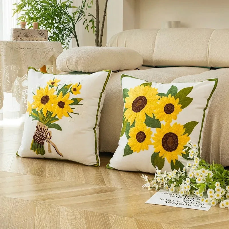 Skanto | Bomullsbrodert dekorativ pute 45x45 cm med solblomstmønster