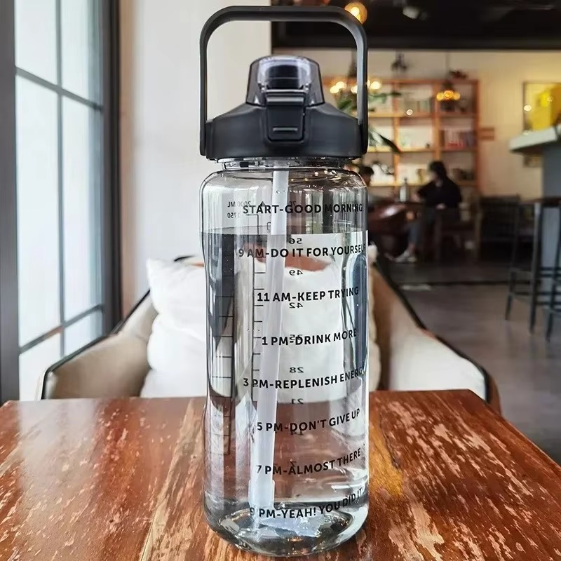 Große 2-Liter-Sportwasserflasche med Strohhalm og Zeitanzeige for Fitnessstudio og Outdoor-Fitness