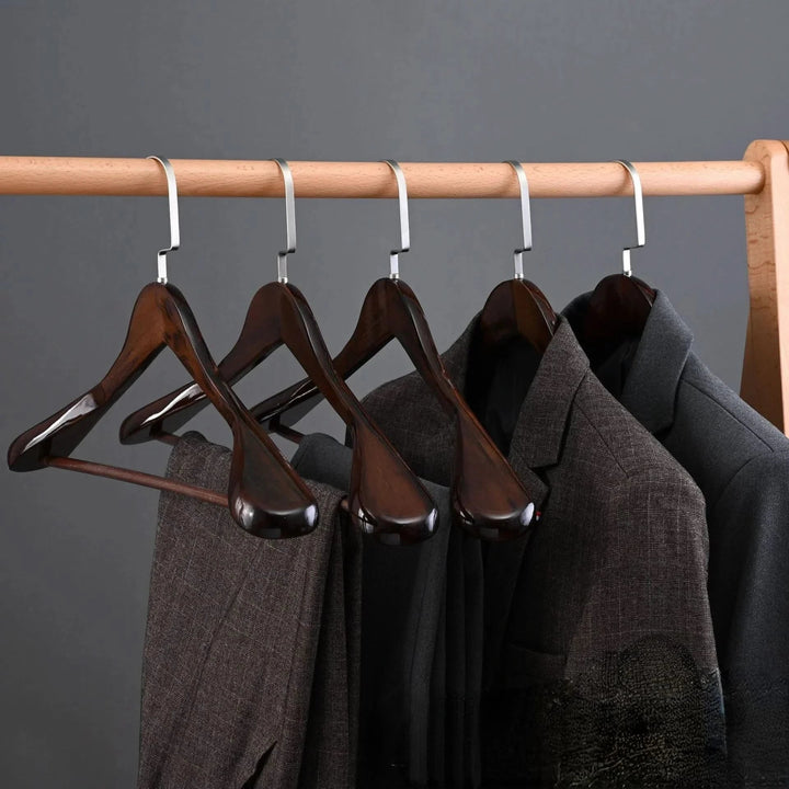 Skanto | Luksuriøse trekleshengere med buet design