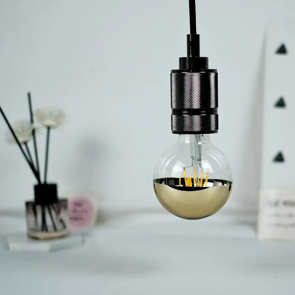 Vintage LED Lyspære – Retro Bordlampe med Trebase | Skanto