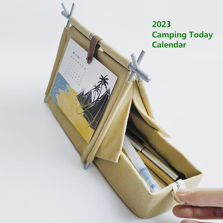 Skanto | Camping Tischkalender | Zeltstil mit Holzständer | 12-Monate-Set