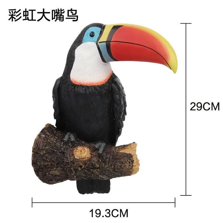 Skanto | Tukan Figur TropiJoy | Håndmalt tredekorasjon | Hengende hage statue laget av resin | 29 × 19,3 × 11 cm