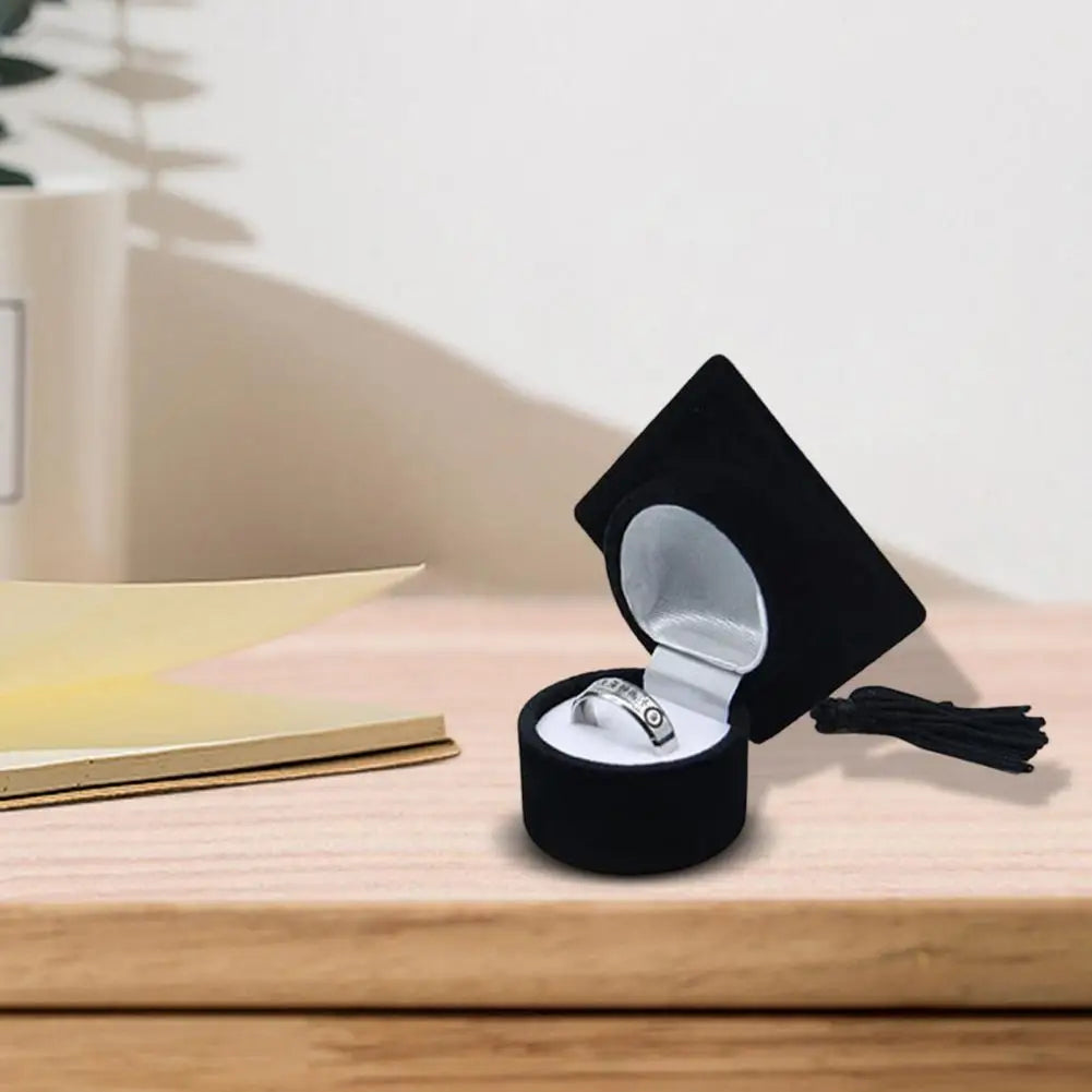 Skanto | Utdanningshatt Formet Flanell Smykke Ring Oppbevaringsboks