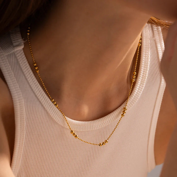 Skanto | 16k Delikat Triple Perle Accent Halskjede