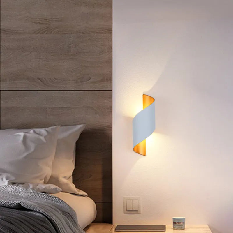Skanto | IronEdge – Moderne Vegglampe Laget av Jern og Akryl