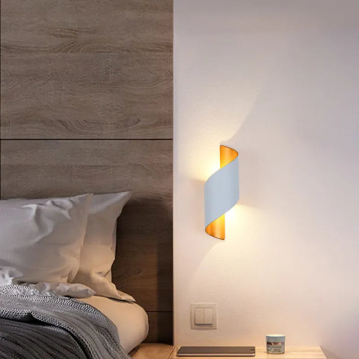 Skanto | IronEdge – Moderne Vegglampe Laget av Jern og Akryl