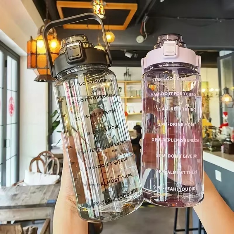 Große 2-Liter-Sportwasserflasche med Strohhalm og Zeitanzeige for Fitnessstudio og Outdoor-Fitness