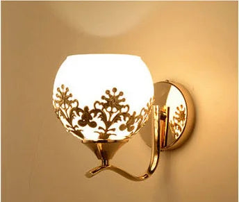 CrystalLuxe – Gylden LED Vegglampe for Stemningsfull Belysning Skanto