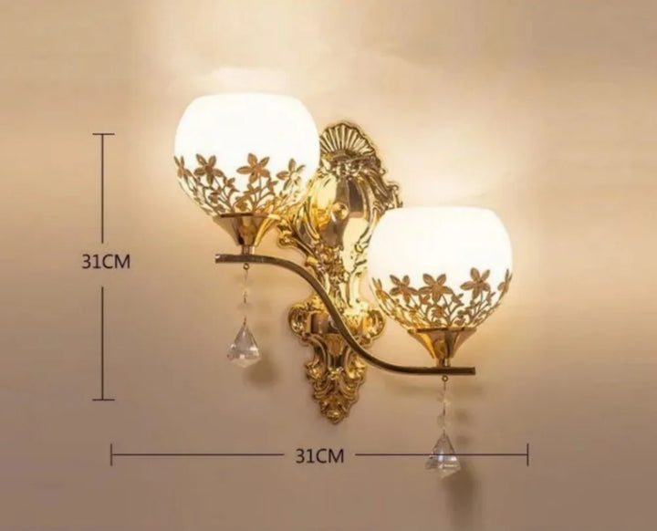CrystalLuxe – Gylden LED Vegglampe for Stemningsfull Belysning Skanto