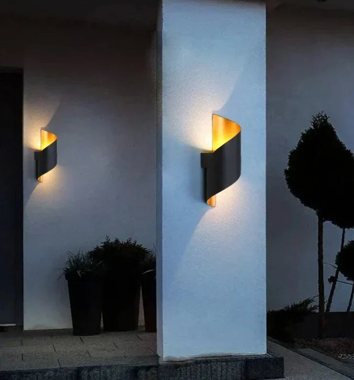 Skanto | IronEdge – Moderne Vegglampe Laget av Jern og Akryl